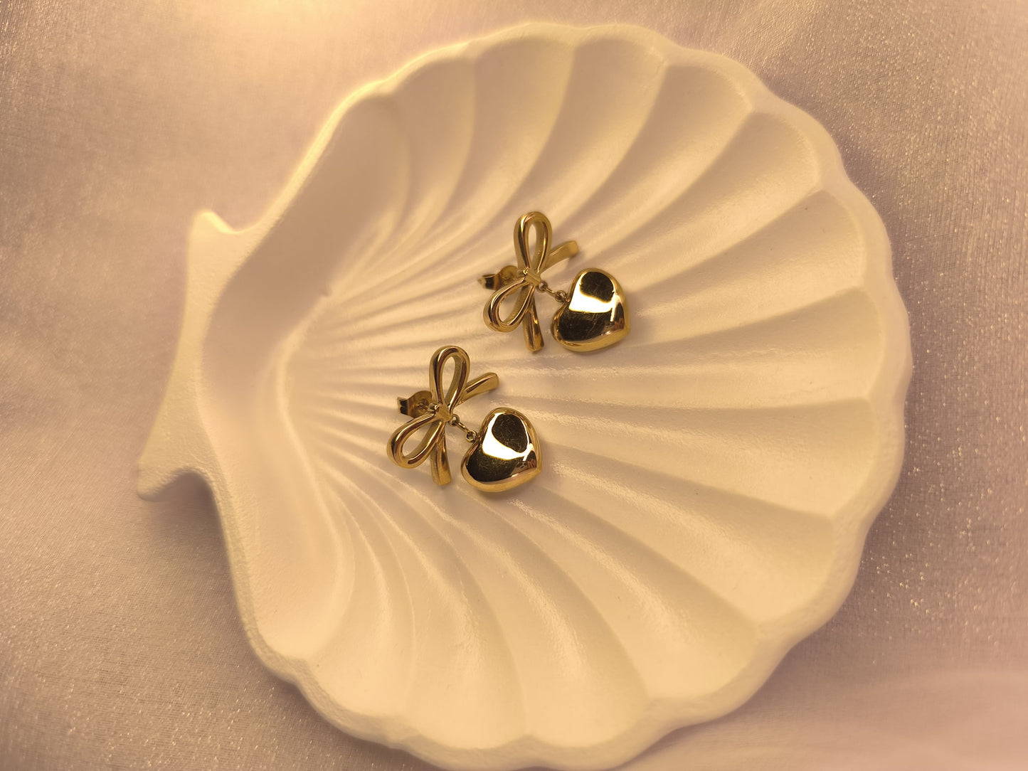 Sweetheart Bow Drops – Glossy Gold Charm