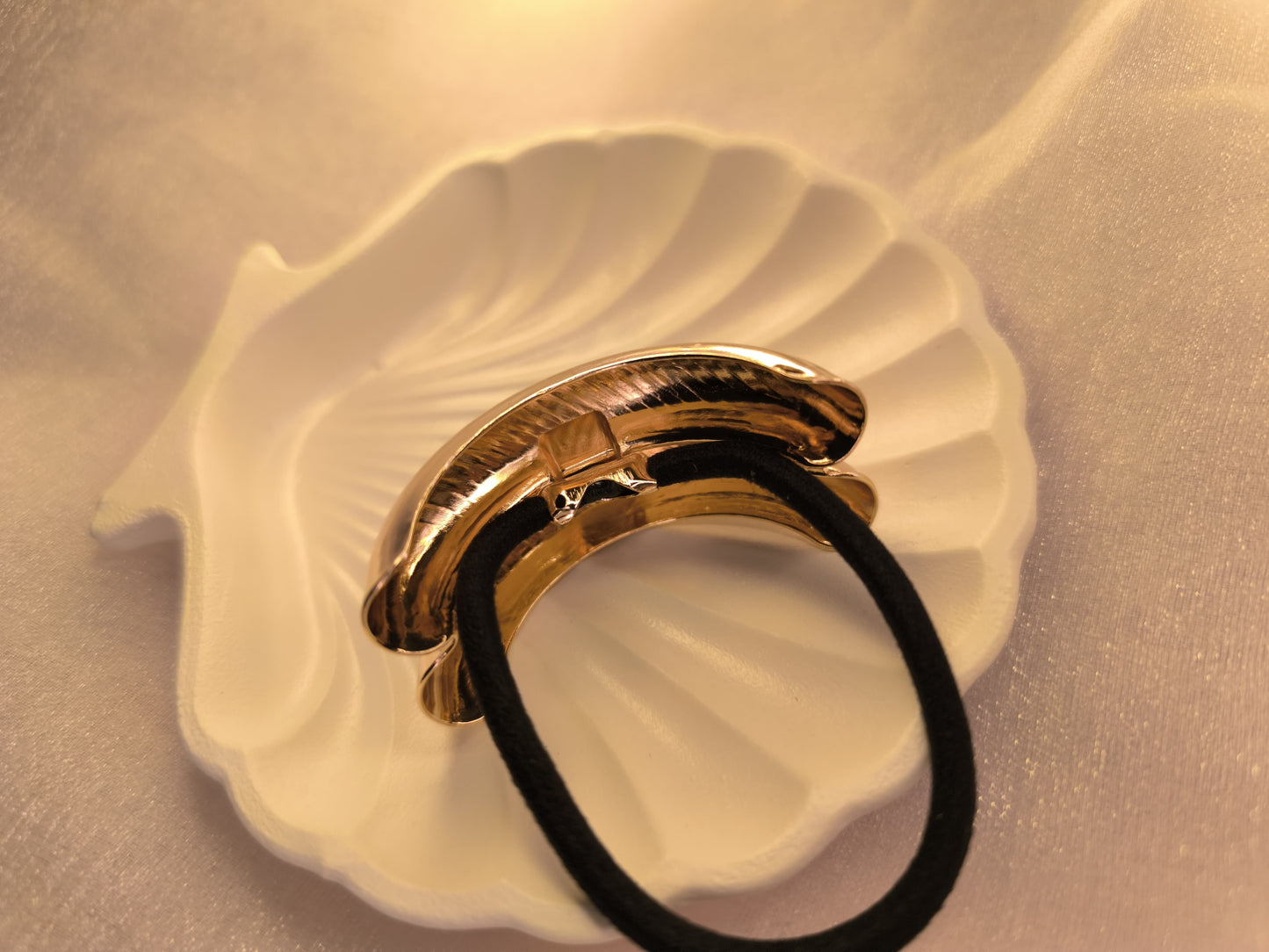Bold Luxe Ring Hair Tie – Golden Minimal Statement